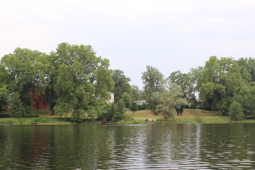 translators linger on the bank